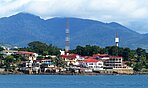 Blick vom Meer auf den Hafen von Freetown, der Hauptstadt Sierra Leones. 