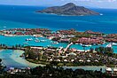 Blick von der seychellischen Hauptinsel Mahé auf die neu angelegte Kleinstadt Eden Island. 