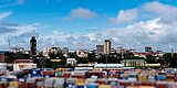 Blick vom Hafen auf die Skyline von Conakry, Hauptstadt Guineas.