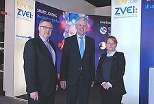 Begrüßung auf dem ZVEI-Stand mit NRW-Staatssekretär Dammermann
