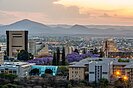 Namibias Hauptstadt Windhoek während der Blütezeit der violetten Jacaranda-Bäume.