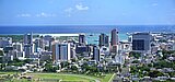 Das Finanzdistrikt und im Hintergrund der Hafen von Port Louis, Hauptstadt des Inselstaates Mauritius. 