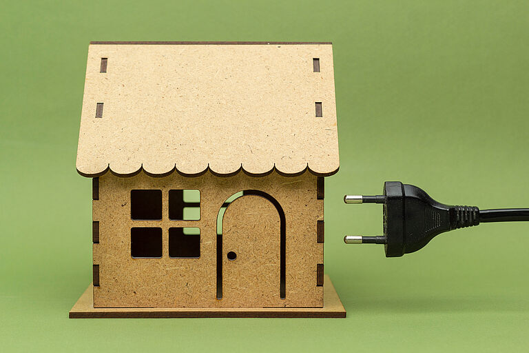 Haus-Gebäude-Elektrifizierung-Stecker-c-Oleksandr-AdobeStock_466954576