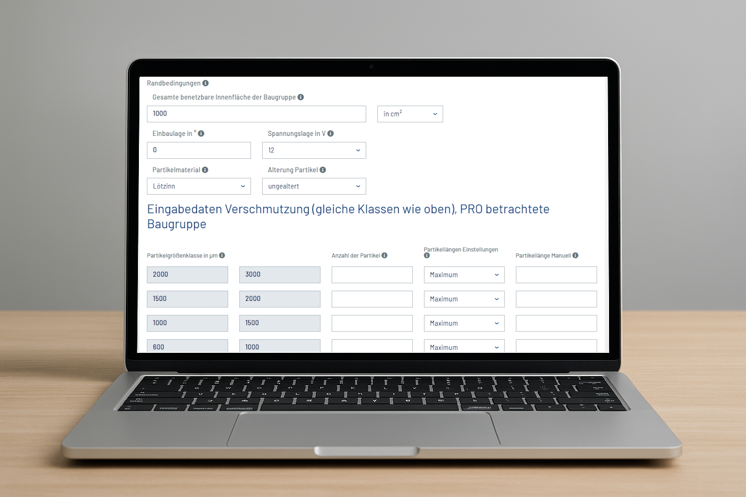 Laptop mit Risikoabschätzungstool auf dem Bildschirm.